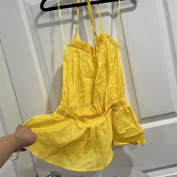Yellow peplum backless halter - Picture 2 of 5